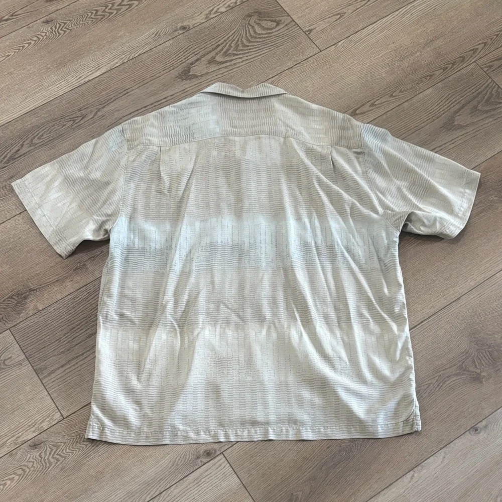 Tommy Bahama camp shirt in 100% silk. Men's XL. Excellent condition. Very sharp! - Picture 4 of 7